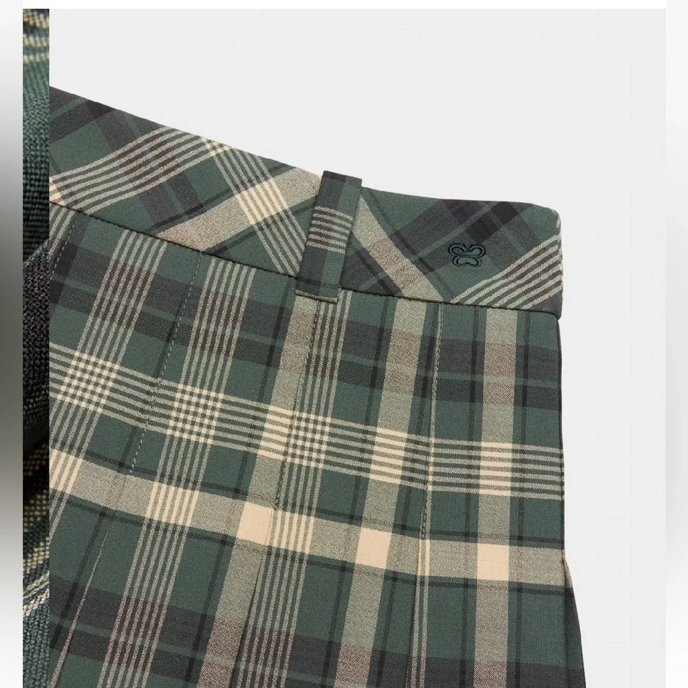 Sunday Best
Olive Micro Skirt Pleated high-waisted micro skirt Aritzia - Picture 9 of 13